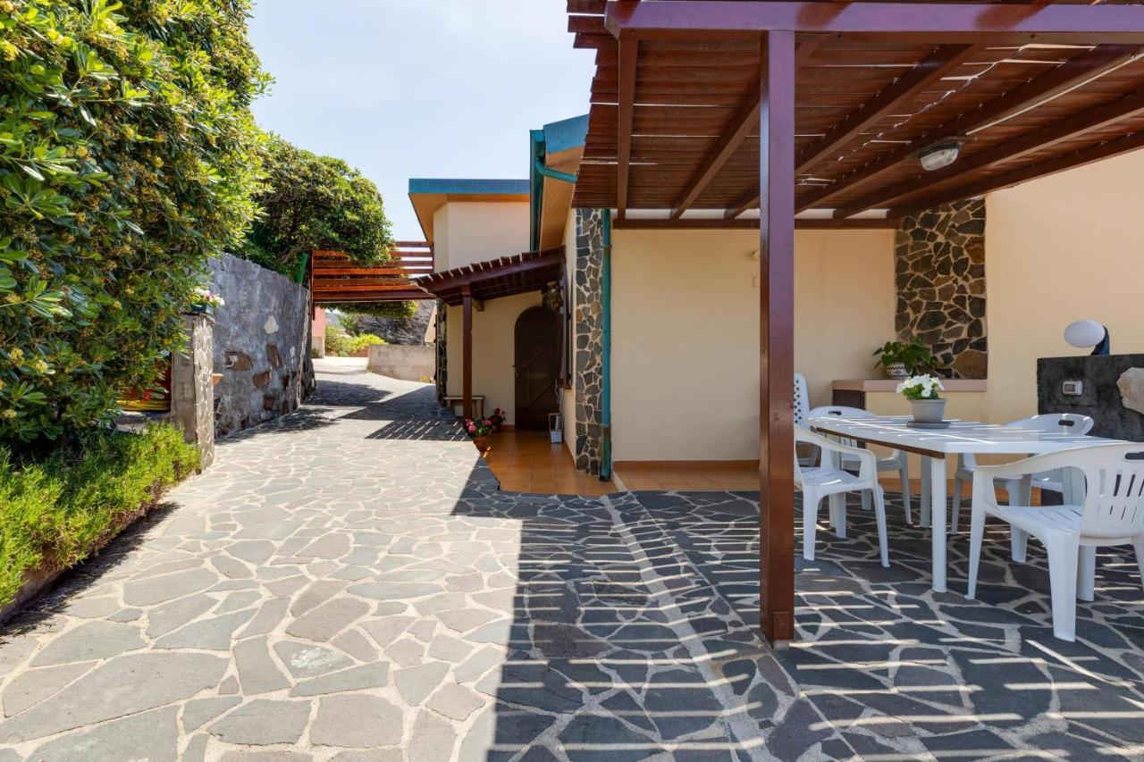 Villa La Terrazza sul Mare Magomadas Esterno foto